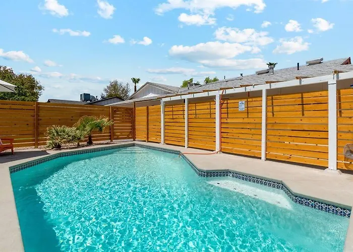 Family Friendly Retreat - Pool - Putting Сasa de vacaciones Tempe